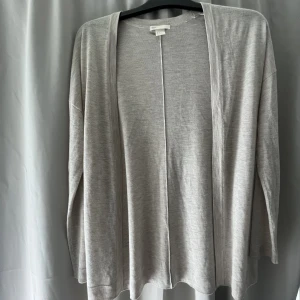 Kofta  - Lite beigare än på bilden 