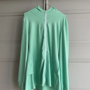 Uv kofta - En kofta som skyddar dig från att bli solbränd alltså kan man ha den på sig istället för solkräm. materialet är lite som en baddräkt. 