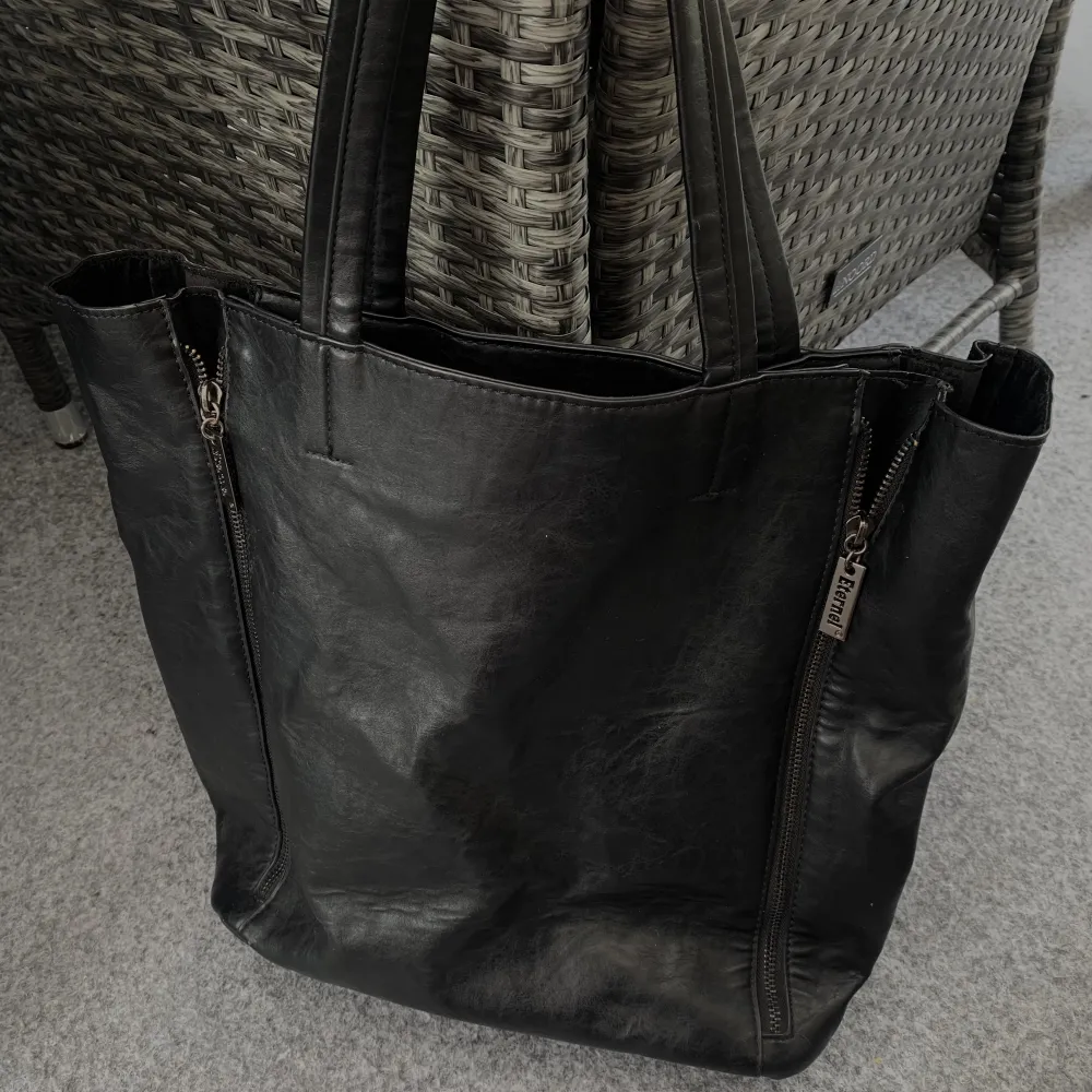 Intressekoll på denna superfina väska jag köpte på Sellpy för ett tag sen! Kommer inte till användning därför säljs den:) Fint men använt skick💕 ( första bilden är lånad). Väskor.