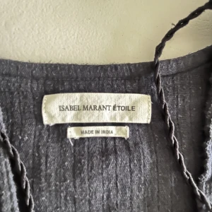 Isabel Marant blus - Säljer denna jättefina knutblus från isabel Marant. Blusen är använd men har inga synliga defekter🌸