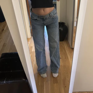 Lågmidjade jeans - Säljer mina jeans från Gina då dem är lite för små för mig. Det är ett par Lågmidjade Baggy jeans som är i storlek 32 men passar mig i storlek 34. 