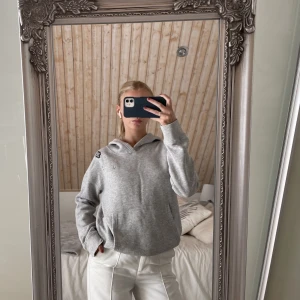 Hunkydory hoodie - Grå hoodie från Hunkydory i storlek S! Mycket fint skick. Köpt för ca 1300kr. Köparen står för frakt.