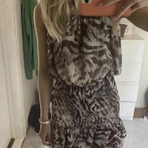 Super snygg klänning med zebra mönster från zara💕