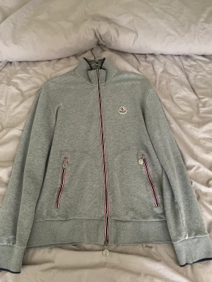 Grå Moncler tröja - Grå moncler tröja  fransk storlek XL (motsvarar ungefär M herr i vanlig storlek)  2800 kr  skick 8,5/10  hör av er vid intresse!