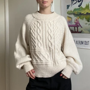 Stickad tröja - Vit stickad tröja, knappt använd. Storlek L men passar bra oversized på mig som vanligtvis har S🥰