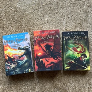 Harry Potter böcker - Hej! Säljer tre Harry Potter böcker; HP & the goblet of fire, HP & order of the Phoenix, HP & the Chamber of secret. Alla böcker är på engelska och i gott skick. Säljer för 60/st eller alla för 150kr :)