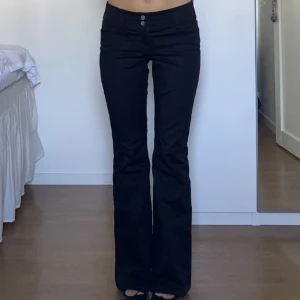 Svarta kostymbyxor  - Snygga och basic kostymbyxor utan fickor där bak. Passar till vardags och fest 👍ordinarie pris 600kr