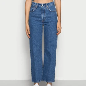 Levis jeans  - Säljer mina ribcage straight jeans då jag vuxit ur dem! Så fina och härlig tvätt, väl använda men utan slitning❣️Nypris 1295kr säljer för 300kr! 