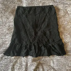 Jättefin kjol med volang längst ner i storlek small från bikbok🫶den är köpt ny och är använt endast ett fåtal gånger:) sitter även väldigt fin som tubtopp💕💕