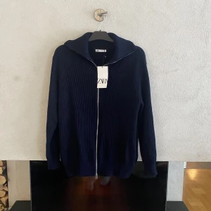 Zara kofta - Säljer en fet zara kofta som är helt ny och taggen är kvar. Den är bara testad och säljer för att den var lite för liten. Den är storlek M men passar S