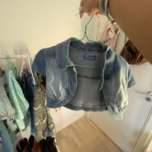 Bolero - Fin jeans bolero, använd 1 gång jätte fint skick💗