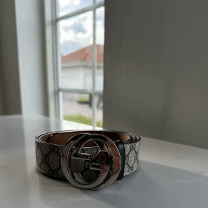 Gucci bälte  - Klassiskt Gucci bälte som är köpt i Gucci butiken i Barcelona och som jag nu säljer vidare eftersom jag inte har någon användning av den.