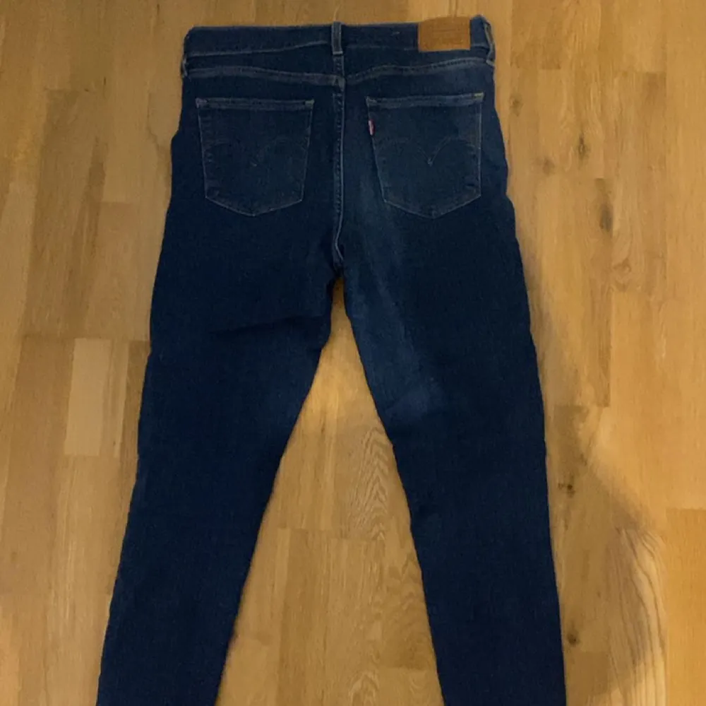 År gamla jeans men endast använda ett par gånger. Inga defekter.  Köptes för ca 1300. . Jeans & Byxor.