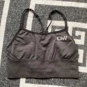 Sportbh  - Sportbh från ICIW, storlek XS, i nyskick. 
