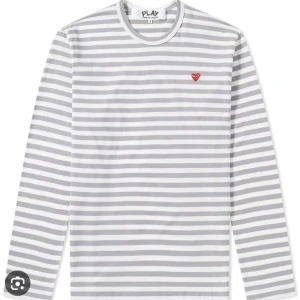 Commes des garçons, långärmad randig tröja stl S - En klassisk grå/vit randig långärmad tröja från Commes des garçons i storlek S, använd 3-4 ggr. Relativt liten för storlek S, kan krympa i tvättmaskin, tvätta på låg temperatur.