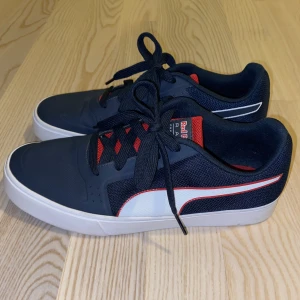 Puma redbull racing skor - Unika puma redbull racing skor, superfint skick, använda ett fåtal gånger.🌸 Pris exklusive frakt