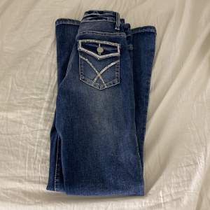 Säljer dessa mörkblåa jeansen med mönstriga fickor då jag inte andvänder de längre, andvända ca 3 gånger 🫶🏻 för mer bilder kp 