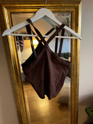 Brunt topp - En brun topp från Gina Tricot. Den är helt oanvänd.  