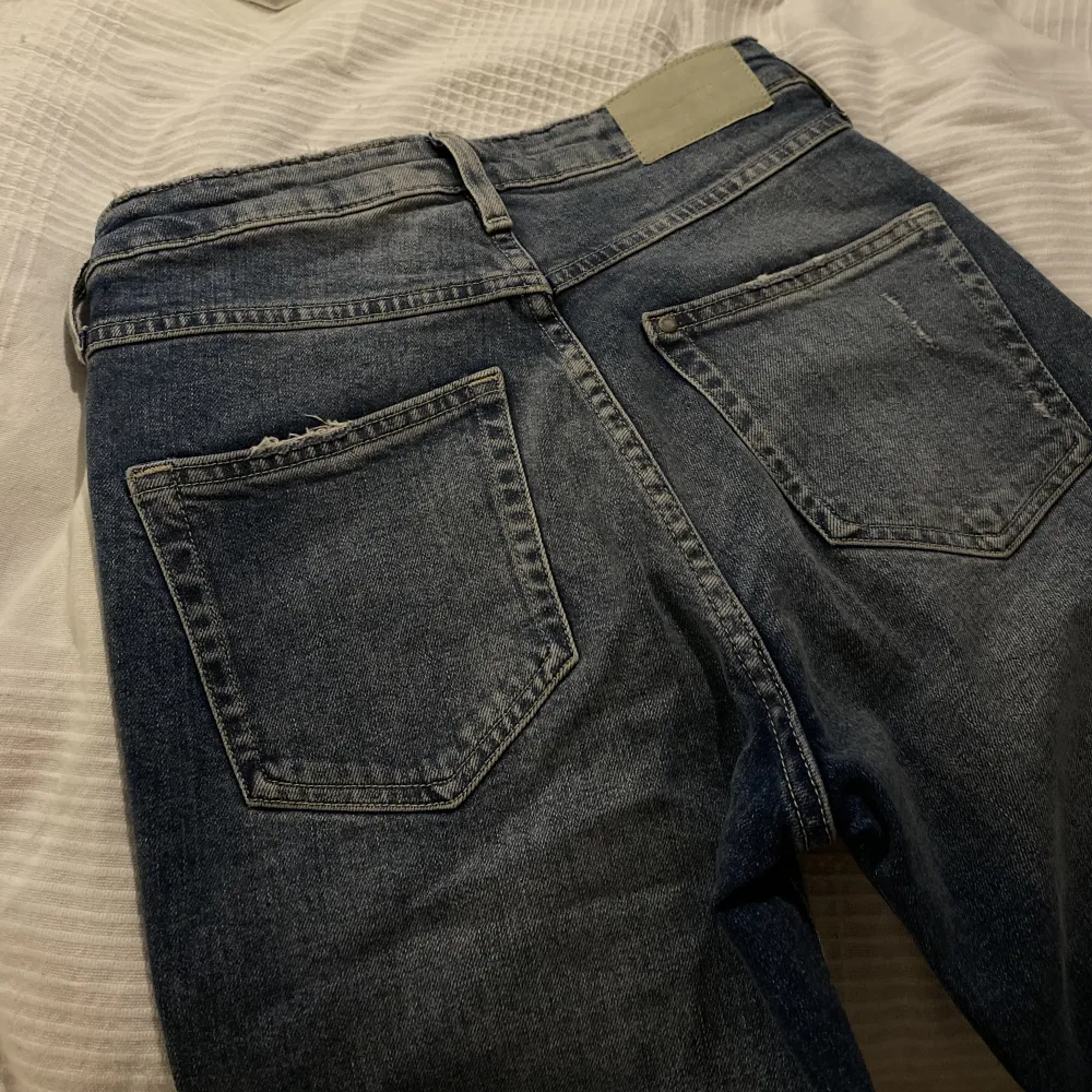 köpta för 400kr för runt 2 år sedan, men endast använd ca 1 gång. säljer för 120kr!!!!💘. Jeans & Byxor.