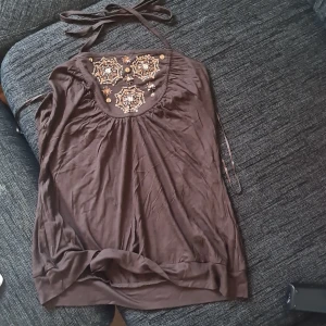 Brun knyt-topp - En brun knyttopp med paljeter oandvänd