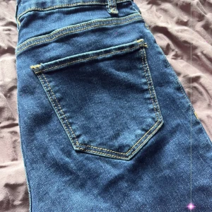Mango jeans - Låg midjade jeans från mango, super fina och distressed nerifrån