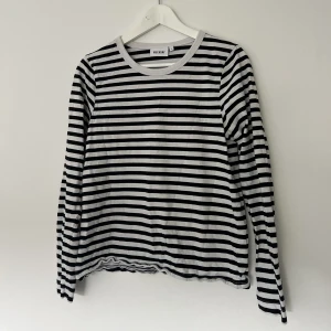 svart vit randig tröja - svart vit randig långärmad tröja från weekend. använd fåtal gånger o i bra skick. i strlk M så aningens oversized för mig som annars är xs/s. 