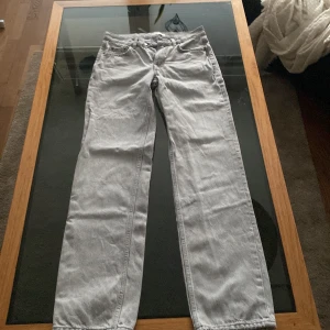 säljer jeans i nyskick!❣️ - ett par jätte fina jeans ifrån gina Tricot, säljer dem pg av att dem nästan aldrig har används då dem används ett extremt få antal gånger❣️ de går att få bättre bilder och vi kan alltid diskutera priset!🙌🏼