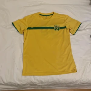 Brasilien tröja nummer 10 - Brasilien tröja köpt från H&M  Storlek: XS