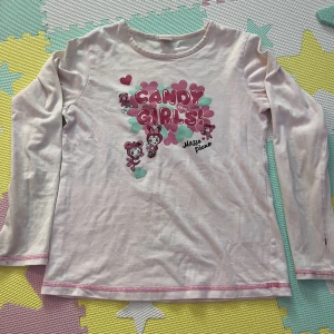 Mezzo piano top - Säljer för att jag har tappat intresse i den! Super gullig och sitter bra på mig! Jag är 165cm. Den har ett par fläckar så kontakta så skickar jag bild. Klicka på köp om du vill köpa, kontakta om du har frågor!