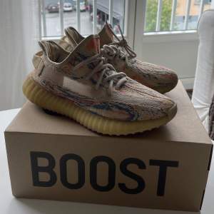 Säljer mina yeezys i nyskick då jag inte använder dem. Jättefina och supersköna.   Nypris 2000kr 