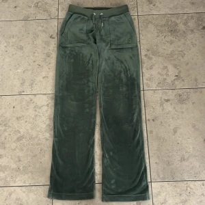 Juicy couture  - Använda få tal gången men i väldigt bra skick  Säljs för att dem är förstora för mig  Storlek xs 