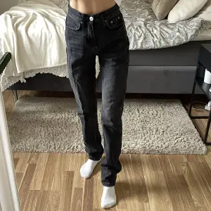 Mörkgråa raka jeans från Gina tricot. Högmidjade och långa i benen, sitter åt lite mer än vanliga ”raka” jeans. Så passar perfekt om man inte vill ha allt för ”baggy” jeans.