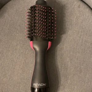 Varmluftsborste - Säljer nu min fönborste från revlon då den int kmr till användning. Den ger mycket volym och blowout styling! kan ställa in den på kallluft mellan eller varmast! Använd få gånger och fungerar som ny! Köpt för 500. Priset kan diskuteras!💕