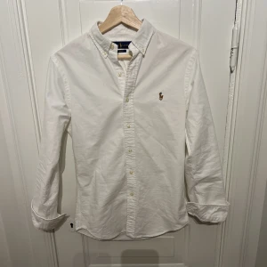 Polo Ralph lauren Skjorta  - Det är en helt helt ny Polo Ralph lauren skjorta slim fit köpt på Johnells för 1499kr stl: Xs  Mitt pris är 499