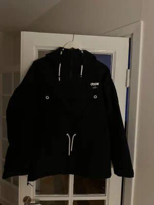 Dope skidjacka - Säljer min skidjacka/anorak från Dope i superbra skick🤍Använd ett fåtal gånger och inga märken/fläckar förekommer. Väldigt skön och praktisk med många fickor samt en stor huva som går att dra över skidhjälmen.  Nypris: 1900