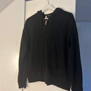 Säljer denna svarta hoodie med dragkedja från H&M. Storlek M.