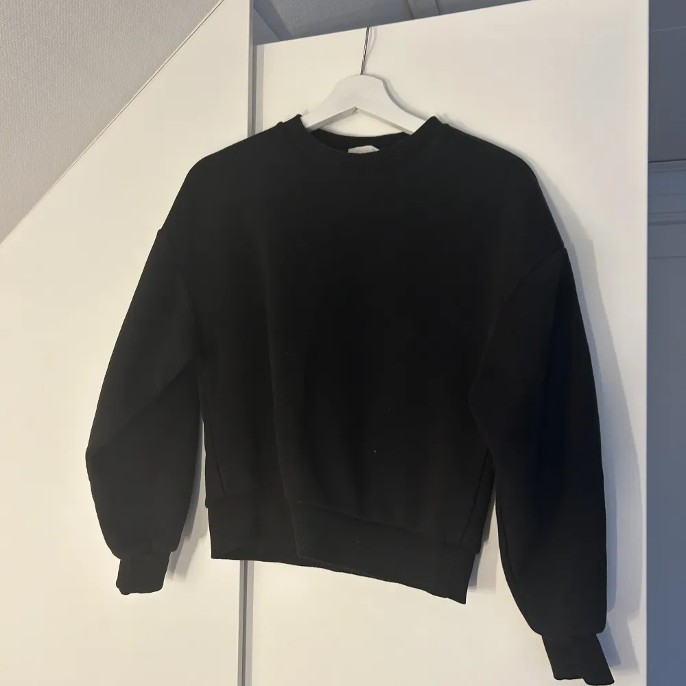 Säljer denna sweatshirt från Gina Tricot i storlek XS. . Hoodies.