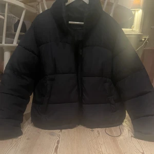En skön jacka från bikbok - Den här jackan är i strl xl men jag som har s-m kan ändå ha den. Den är i bra skick. Köpte den för 500kr. 💕