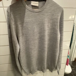 Stickad tröja herr - Säljer nu min super snygga stickade tröja i 50% Merino och 50% ull från brun o stengarde🌟 Använd få tal gånger och inga defekter! 9/10 skick:) Ny pris:800kr (Skriv om du har frågor)⭐️