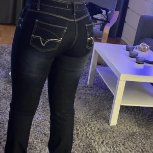 Low waisted Tommy Hilfiger jeans  - Low waisted straight leg jeans (inte skinny jeans), byxorna är ej botcut utan mer straightleg. 