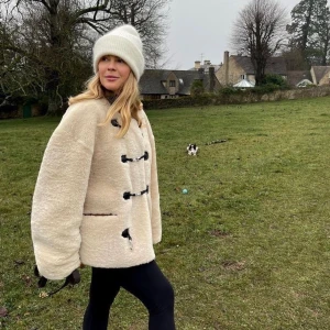 Toteme Teddy Shearling Clasp Jacket - Säljer min älskade teddy jacka då jag har andra liknande⭐️Väl använd men även väl omhändertagen🫶🏼 Köpt på Vestiaire Collective🤍 INTE MINA BILDER.  Redan halva priset så inga bud tack! Skriv till mig så löser vi betalningen ❤️