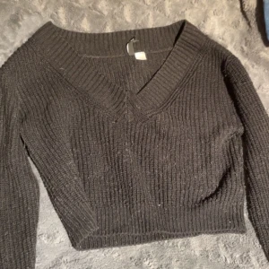 stickad tröja  - svart stickad tröja från h&m ❤️hör av er vid intresse av fler bilder, pris kan diskuteras vid snabb affär!