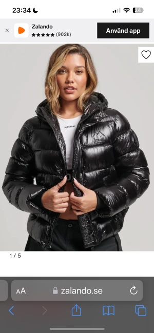 Superdry vinter jacka - Svart superdry jacka. Säljer på grund av att jag sällan använder den för att den är för stor. Köpt förra vintern.