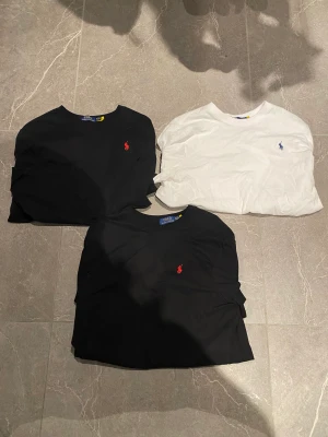 Ralph lauren t-shirt - Vi säljer nu 3 stycken otroligt snygga Ralph lauren t-shirts. Dom är i nyskick och har inga defekter. 1 för 350 och alla 3 för 850. Storlek L/M