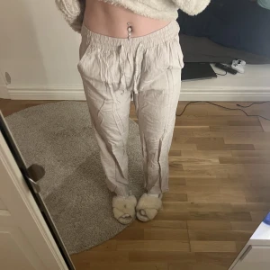 Beiga linnebyxor  - Linnebyxor från lager 157. Aldrig kommit till användning 