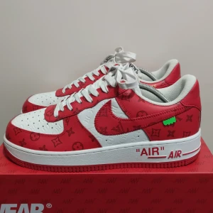 Louis Vuitton skor ( Af1 ) - Lv skor använda 1 gång annars i nyskick. storlek 44 men känns som storlek 43