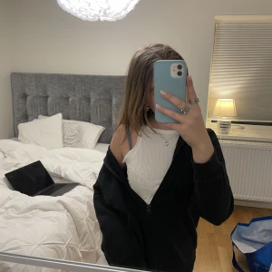 Tröjor - Säljer tre olika zip up tröjor, nyskick allihopa kommer tyvärr inte till användning. 80kr styck, 180kr för alla tre. 