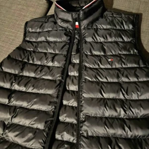 Timmy hilfiger väst M - I gott skick använd fåtal gånger i storlek medium 