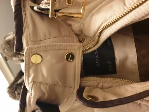 Xs fin zara jacka - Fin och knapt använd figursydd jacka med fina detaljer som päls krage och dragkedjor från zara 