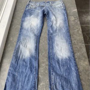 lågmidjade jeans - Super fina jeans, köpt själv här på plick men tyvärr för liten! Midjemåttet: 38cm tvärsöver  Innerben längd: 82cm